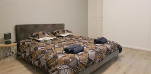 - un lit avec une couette et des oreillers dans une chambre dans l'établissement La Récréation Lochoise Maison 7pers, Zoo de Beauval, à Loches