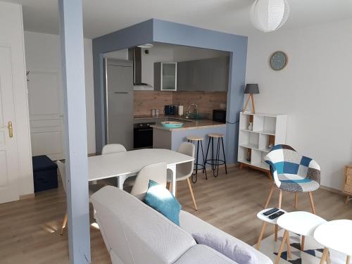 Il comprend un salon et une cuisine avec une table et des chaises. dans l'établissement La Récréation Lochoise Maison 7pers, Zoo de Beauval, à Loches