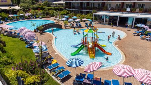 basen ze zjeżdżalnią w ośrodku w obiekcie Hotel Bella Italia w mieście Peschiera del Garda