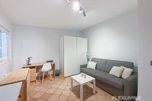 un salon avec un canapé et une table dans l'établissement Flexliving - Studio - Diderot, à Paris