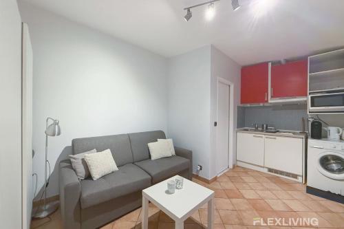 un salon avec un canapé et une table dans l'établissement Flexliving - Studio - Diderot, à Paris