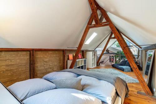 Cette chambre comprend une tente avec des oreillers. dans l'établissement Loftwohnung in einer preisgekrönten Denkmalhofreite, à Groß-Umstadt