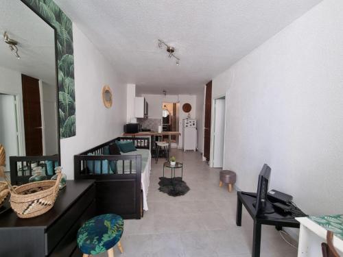 un salon avec un canapé et une table dans l'établissement T2 Marseille Panier Vieux Port, à Marseille