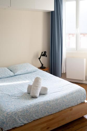 une chambre avec un lit avec deux serviettes dessus dans l'établissement Vue sur Mer - app cosy à Ault, à Ault