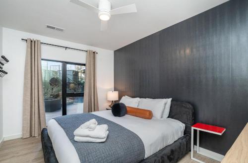 een slaapkamer met een bed met handdoeken erop bij Hyve-Retro Modern-Full Gym-Walk to Broadway in Nashville