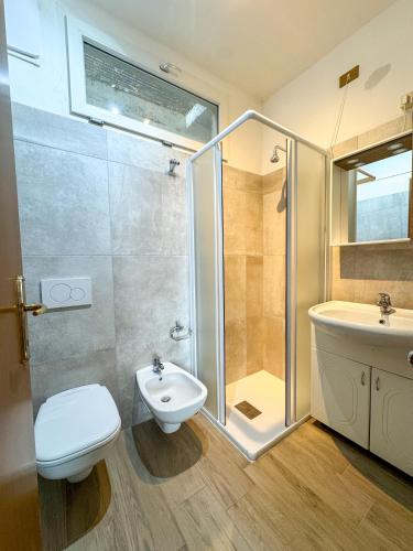 a bathroom with a shower and a toilet and a sink at Casa Vacanza in Posizione Panoramica lago d'Iseo in Sarnico