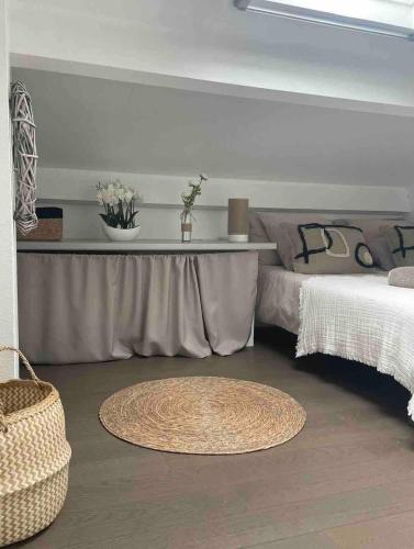 - un salon avec un lit et une table dans l'établissement Villa Club avec terrasse à 5 min à pied de la plage, à Sanary-sur-Mer