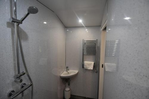 Un pequeño baño con lavabo y ducha. en Lake District, Mountain Views, Accessible Studio Bothy, en Valle de Borrowdale