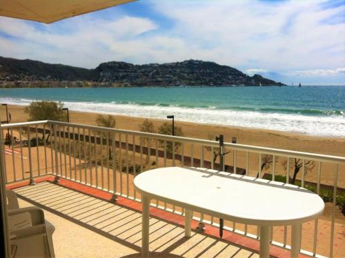 Apartamento En Primera Linea De Mar, Roses AV-06