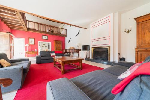 un salon avec un canapé et une cheminée dans l'établissement La Maison de Thérèse, Longère 15 people, à Bonneuil-Matours