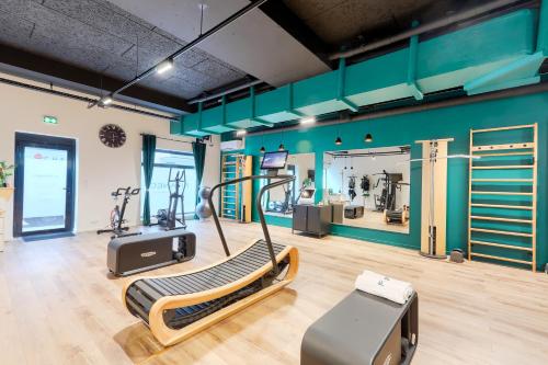 - une salle de sport avec tapis de course et machines elliptiques dans l'établissement Tulip Inn Massy Palaiseau - Residence, à Palaiseau