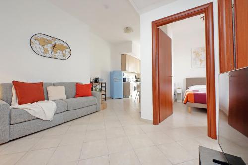 a living room with a couch and a bedroom at Centro storico - Ottimo Collegamento aeroportuale e Roma in Fiumicino