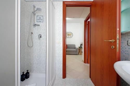a bathroom with a shower and a sink at Centro storico - Ottimo Collegamento aeroportuale e Roma in Fiumicino