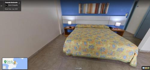 a bedroom with a bed and two night stands at Pousada Barlavento in Iriri
