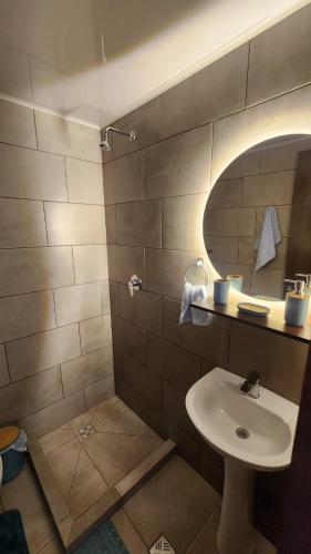 a bathroom with a sink and a shower at SAMAY 122 - Acogedor Monoambiente muy cerca del centro! in Cochabamba