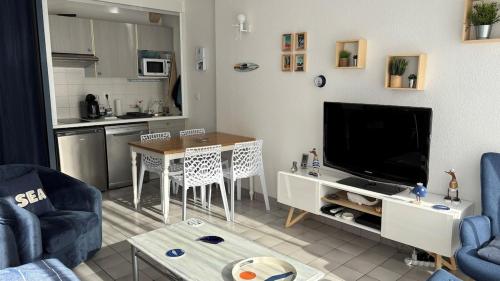Il comprend un salon doté d'une télévision, d'une table et d'une cuisine. dans l'établissement L'échappé bleu, T2 vue imprenable sur la plage, à Andernos-les-Bains