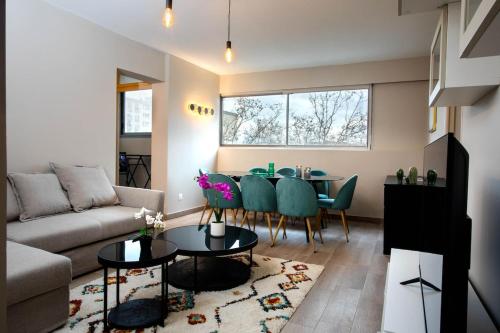 un salon avec un canapé, une table et des chaises dans l'établissement Spacieux trois chambres proche GENEVE et ONU, à Ferney-Voltaire