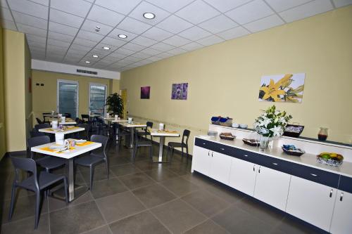 a dining room with tables and chairs in a restaurant at Hotel Motel Giglio in Viadana