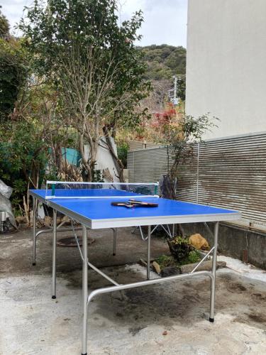 Stolní tenis v ubytování 頼朝ライン沿い北へ熱海梅園東に下ると今宮神社起雲閣まるまる貸切一軒家ーーー紅葉ヶ丘熱海ヴィラ nebo okolí
