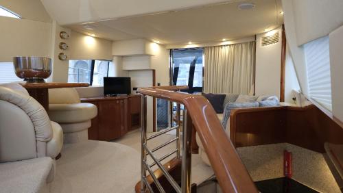 un salon avec un canapé et une table dans l'établissement Superbe yacht dans le port de Cannes, à Cannes