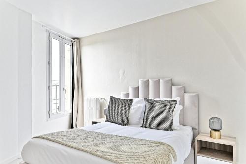 une chambre blanche avec un grand lit et une fenêtre dans l'établissement Friendly and bright apartment - V, à Gagny
