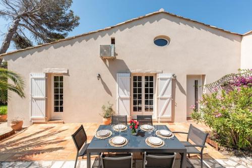 a table in front of a house at Villa Le Patio à 20 m de la mer in Saint-Peïre-sur-Mer