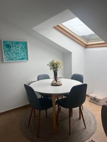 una sala da pranzo con tavolo e sedie di Finisterre Aloha a Fisterra (Finisterre)