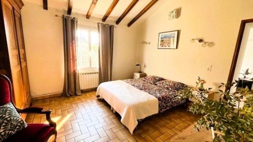 Giường trong phòng chung tại Maison de campagne mas Célestin