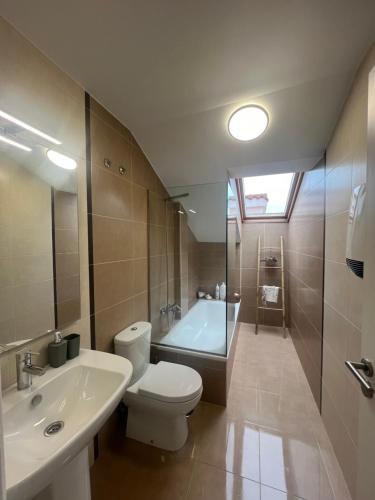 un bagno con un water, un lavandino e una vasca di Finisterre Aloha a Fisterra (Finisterre)