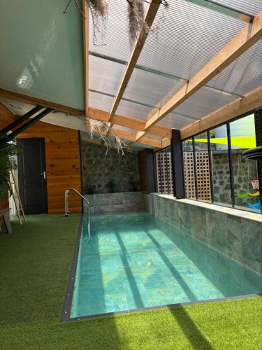 a swimming pool in the middle of a house at Maison Blanche du Volcan - Avec piscine intérieure chauffée in Le Tampon