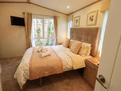 a bedroom with a bed with two towels on it at Squirrels Snug in Windermere