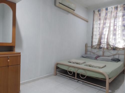 Batu EnamWelcome to Gemas Homestay ALI的窗户客房内的小床