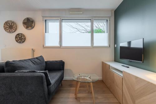 TV a/nebo společenská místnost v ubytování Appartement une chambre avec parking et terrasse