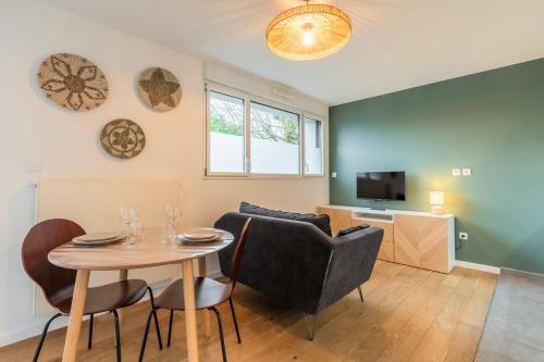 TV a/nebo společenská místnost v ubytování Appartement une chambre avec parking et terrasse