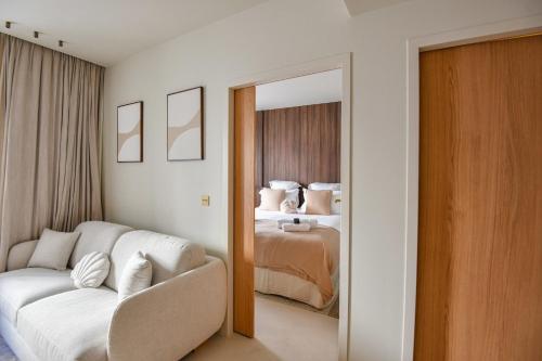 - un salon avec un canapé et une chambre dans l'établissement L'Adresse 3 - Appart standing - Clim - Vieux-Port, à Marseille