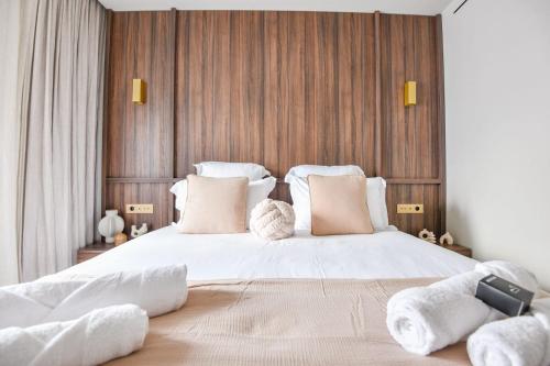 une chambre avec un grand lit avec des draps et des oreillers blancs dans l'établissement L'Adresse 3 - Appart standing - Clim - Vieux-Port, à Marseille