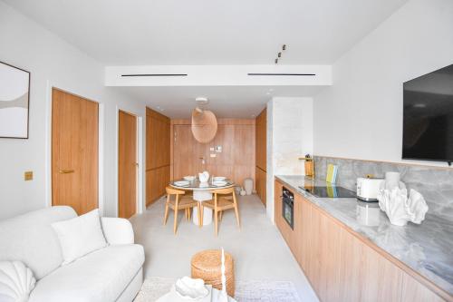 un salon avec un canapé blanc et une table dans l'établissement L'Adresse 3 - Appart standing - Clim - Vieux-Port, à Marseille