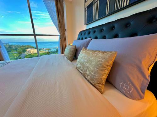 Postel nebo postele na pokoji v ubytování La Mirada Deluxe Suites with Oceanview