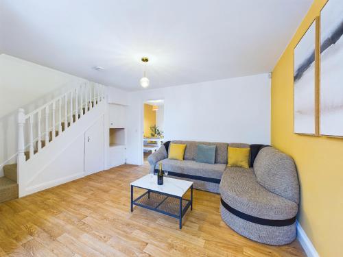 Ruang duduk di Newquay Entire House