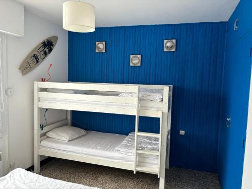 a bunk bed in a room with a blue wall at Petite escapade à la Picardière in Fort-Mahon-Plage