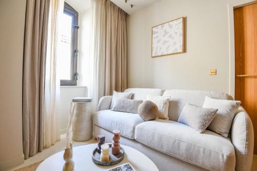 un salon avec un canapé et une table dans l'établissement L'Adresse 4 - Appart standing - Clim - Vieux-Port, à Marseille