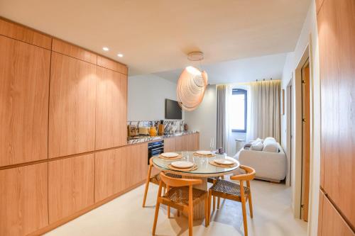 une cuisine et une salle à manger avec une table et des chaises dans l'établissement L'Adresse 4 - Appart standing - Clim - Vieux-Port, à Marseille