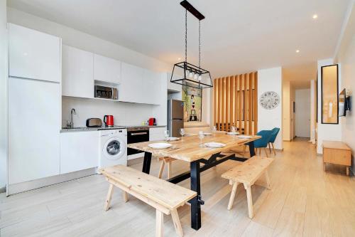 une cuisine et une salle à manger avec une table et des chaises dans l'établissement Wonderful apartment - 2BR 8P - Aligre, à Paris