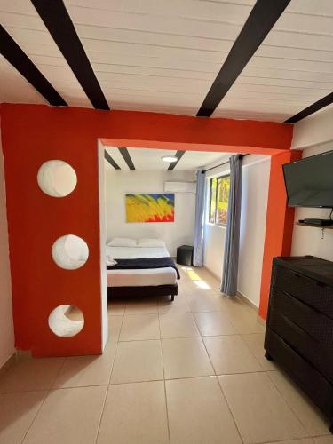 a bedroom with a bed and a red wall at consorcio club Paradise in San Rafael
