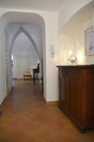 a hallway with an archway and a table in a room at Dimora il Capitello in Cisternino