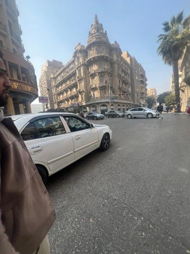 Hamza pyramids View في القاهرة: سيارة بيضاء متوقفة على جانب أحد شوارع المدينة