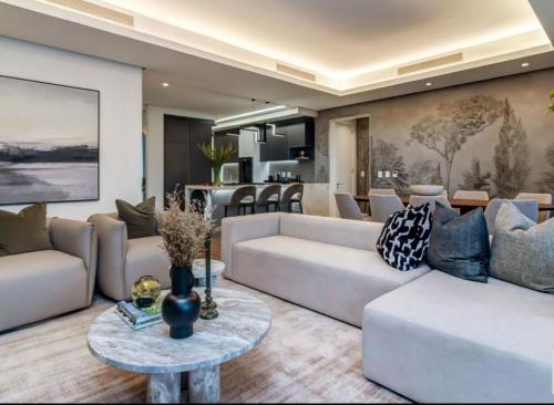 Fotografie z fotogalerie ubytování Mountain View and Lagoon Facing Steyn City Apartment v destinaci Fourways