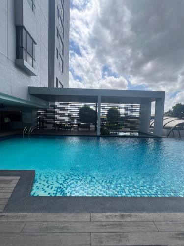 a large swimming pool in front of a building at Skytrees 公寓 距Aeon五分钟路程 in Johor Bahru
