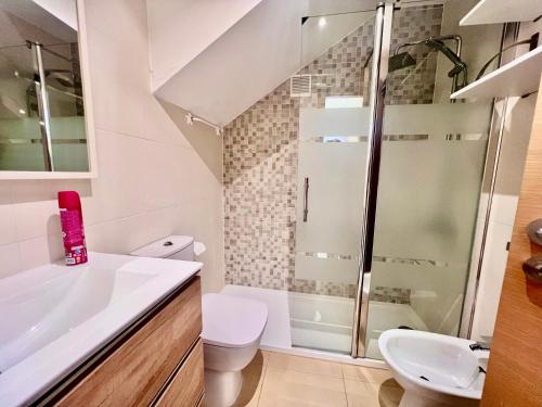 a bathroom with a shower and a toilet and a sink at Condado De Alhama, Jardin 10 SV54 in Alhama de Murcia