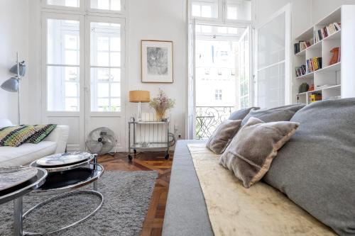 un salon avec un canapé et une table dans l'établissement Porte Cailhau appartement 4 personnes, à Bordeaux